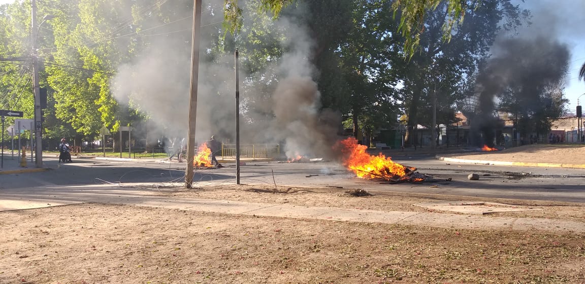 Se registran barricadas frente a la cancha de tenis en San Felipe - El Observador