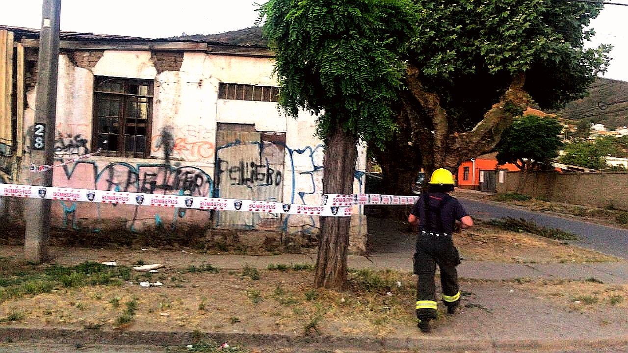 Limache: Bomberos acordonó vivienda a punto de derrumbarse tras sismo de este lunes - El Observador